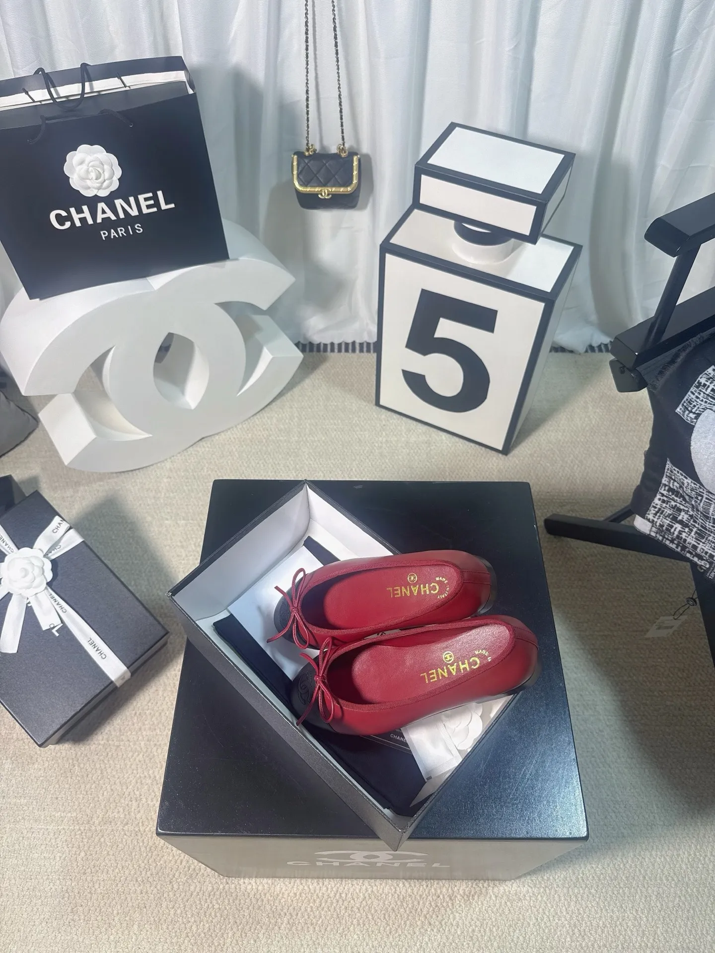 👟👟Ex-factory price 480👟👟 Generation * grade 25s Chanel fragrance is beautiful Maillard color back hollow Sling-back sandals flat/thick heel/high heel Sling-back came out in 1957, and then the two-tone design became a Chanel classic! Very suitable for spring and summer🩰 The two-color design is simple and exquisite, with a square toe and generous temperament. It visually lengthens the leg line. The color of the toe creates a sense of color difference. The back lace design is simple and elegant. It is a classic model that can be worn for hundreds of years. It is worth buying!! Upper: Customized metallic sheepskin. Inner pads: imported sheepskin. Heel height: ballet shoes. Sole: Italian A-grade genuine leather outsole. Size: 35-39 (34.40.41.42.43 is custom-made and non-returnable)